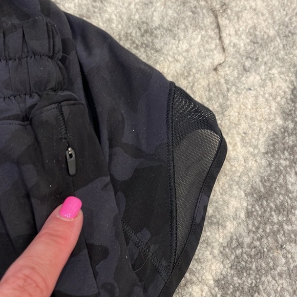 Lululemon black camo Hotty Hot Low-Rise Lined Short 2.5" in size 6 - Picture 4 of 6